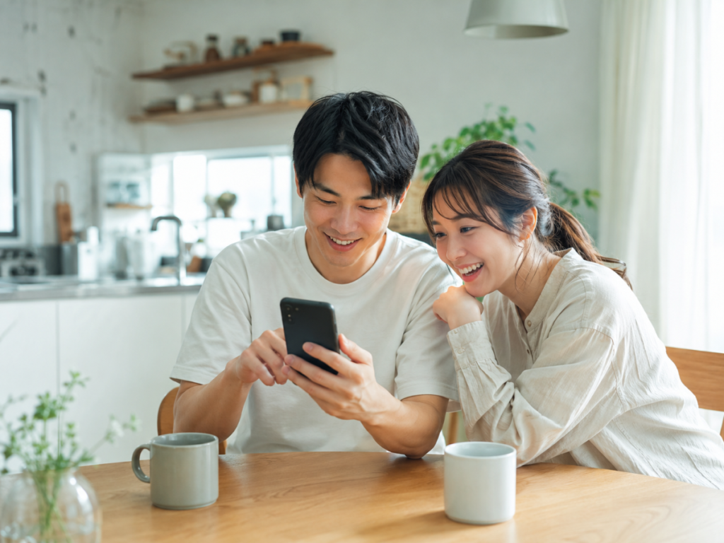 スマホを見る30代の夫婦